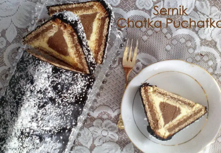 Sernik Chatka Puchatka, udekorowany wiórkami kokosowymi, wygląda jak domek Baby Jagi.