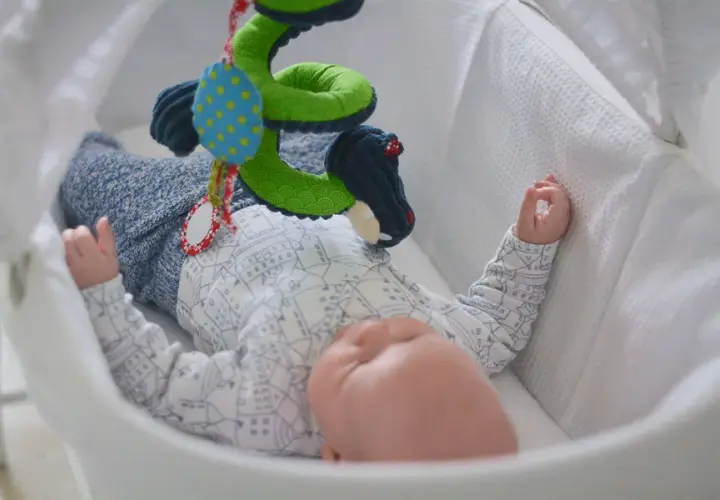 Co kupić 2 miesięcznemu dziecku pod choinkę? Bezpieczne zabawki, które zachwycą