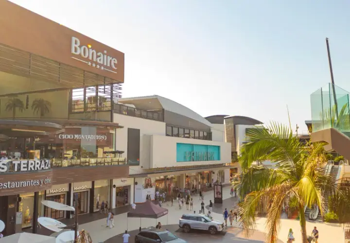 El centro comercial Bonaire, con sus tiendas y restaurantes, se llena de vida bajo el sol.