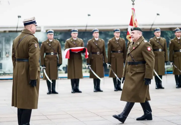 Szef sztabu generalnego w otoczeniu żołnierzy w historycznych mundurach, podczas uroczystości.