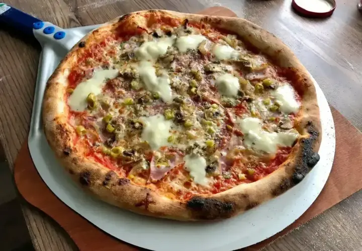 Pyszna, domowa pizza na desce, idealna na wieczór. Ten najlepsza pizza przepis to gwarancja sukcesu!
