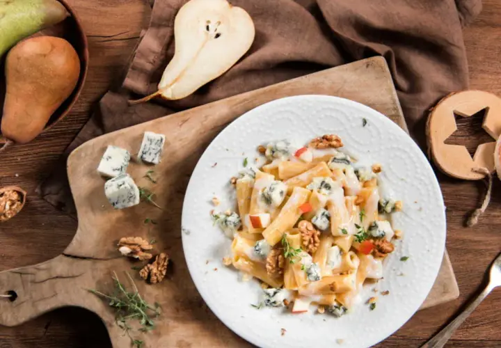 Pâtes crémeuses aux noix et dés de pommes, parsemées de gorgonzola. Un délice gourmand.