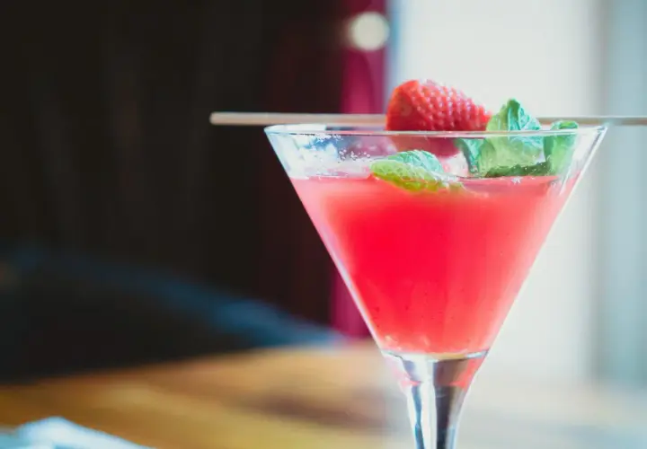 Orzeźwiające szklanki na drinki z truskawką i miętą, idealne na letnie popołudnie.