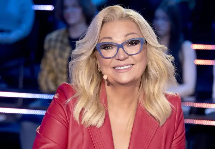 Uśmiechnięta Małgorzata Walewska w czerwonej marynarce i okularach. Ile lat ma Małgorzata Walewska? Wiek znanej jurorki.