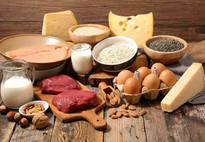 Viande, poulet, œufs, fromage, lait, lentilles, avoine, noix et amandes : une sélection d'aliments riches en acides aminés essentiels pour une alimentation équilibrée.