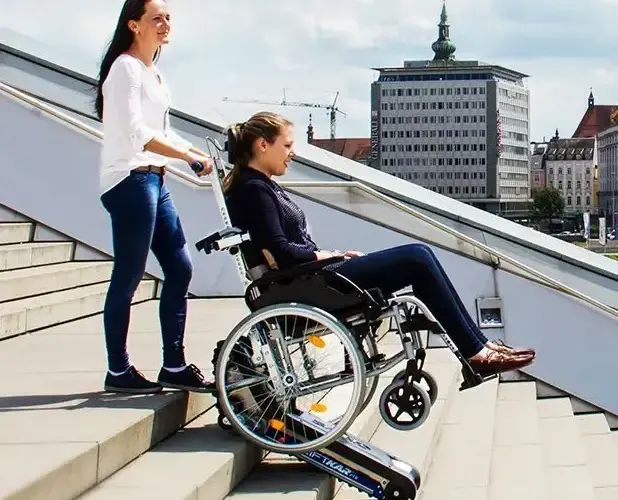 Jak wnosić ciężkie rzeczy po schodach bez ryzyka kontuzji