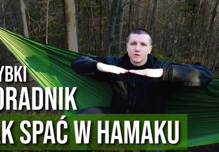 Mężczyzna w lesie pokazuje, jak wygodnie spać w hamaku. Szybki poradnik.