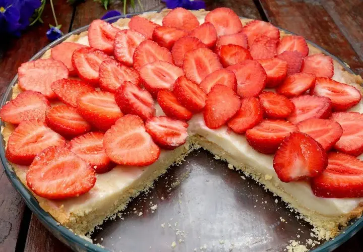Tarta budyniowa z truskawkami! Jak stworzyć ten letni deser marzeń?