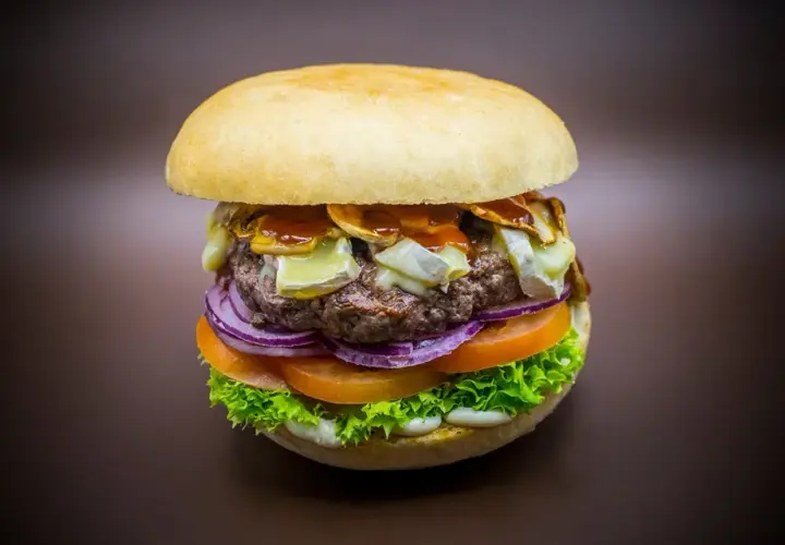 Jakie dodatki do burgera, które zaskoczą Twoje kubki smakowe?