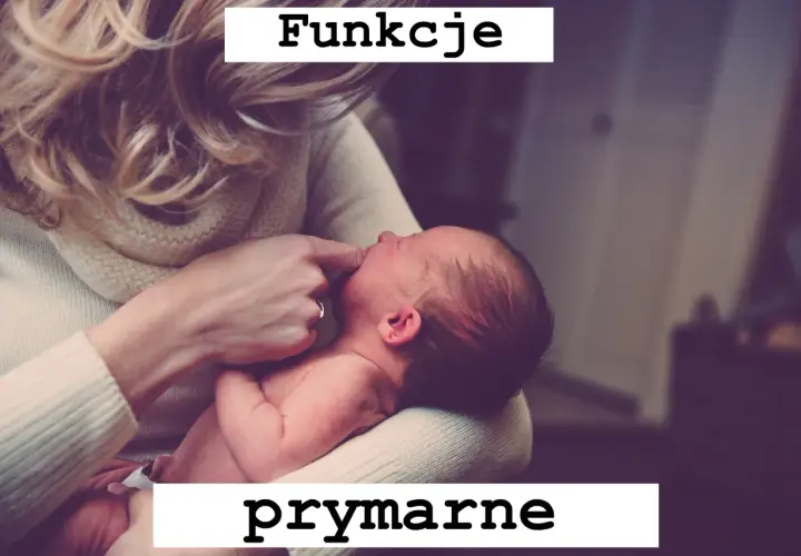 Matka delikatnie dotyka palcem ust noworodka, wspierając jego prymarne funkcje i rozwój artykulacji.