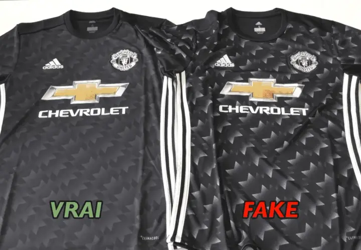 Deux maillots de foot Manchester United, l'un authentique (VRAI) et l'autre contrefait (FAKE), côte à côte.