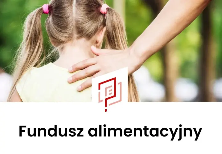 Dłoń na ramieniu dziecka. Tytuł: Fundusz alimentacyjny ile wynosi.