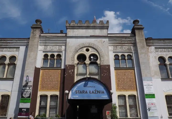 Stara Łaźnia, dawna łaźnia, dziś restauracja kuchni żydowskiej, z charakterystyczną architekturą i ozdobnymi detalami.