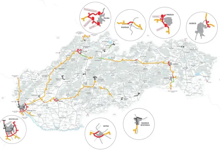 Mapa Słowacji z zaznaczonymi autostradami i informacjami o opłatach. Widoczne główne miasta i drogi.