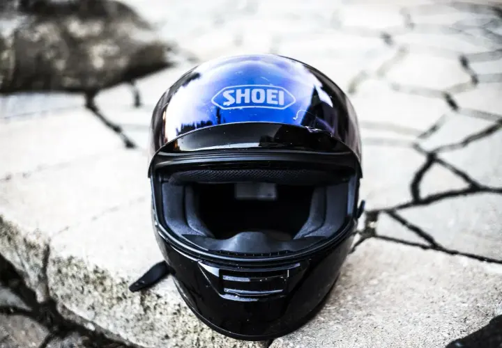 Casco Shoei negro y azul, listo para aprender como limpiar casco de moto y mantenerlo impecable.