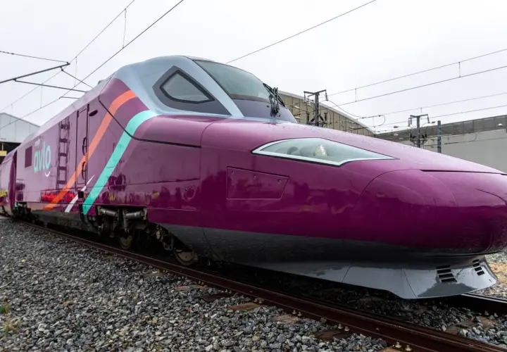 Tren morado de Avlo, ideal para viajar de Barcelona a Madrid desde 5€.