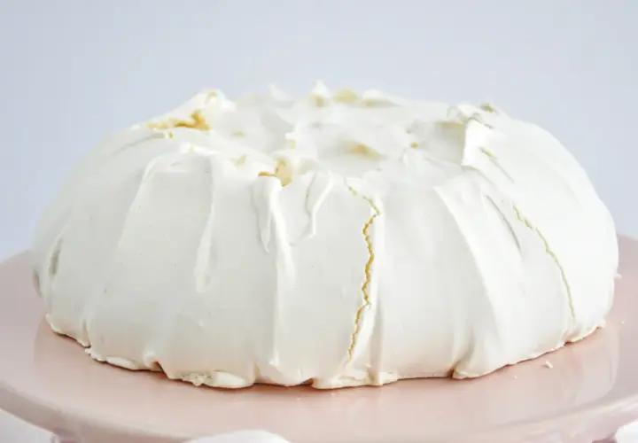Puszysta beza pavlova z kremem, gotowa do dekoracji owocami.