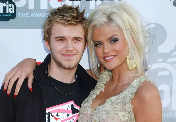 Daniel Wayne Smith z matką, Anną Nicole Smith, na czerwonym dywanie.