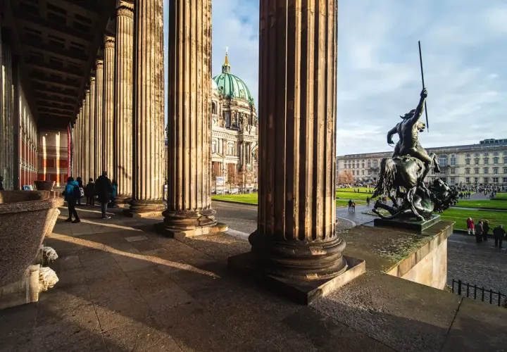 Niesamowite kolumny i rzeźba przed nowym muzeum w Berlinie. W tle widoczna kopuła katedry.