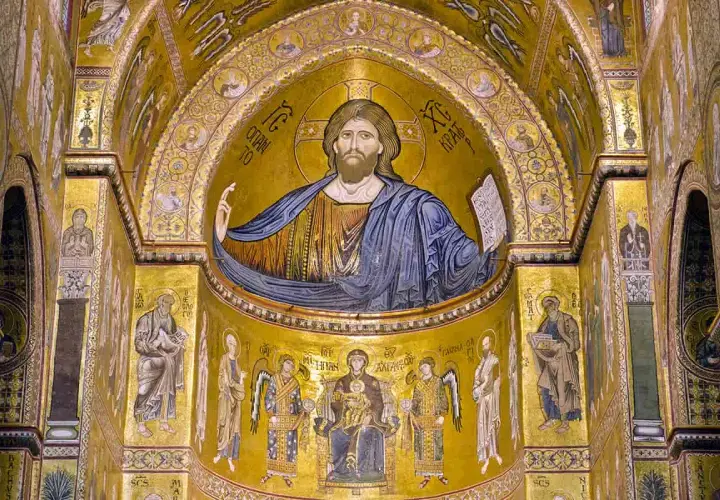 Mosaici dorati con Cristo Pantocratore e scene sacre, testimonianza dell'arte dei normanni in Sicilia.