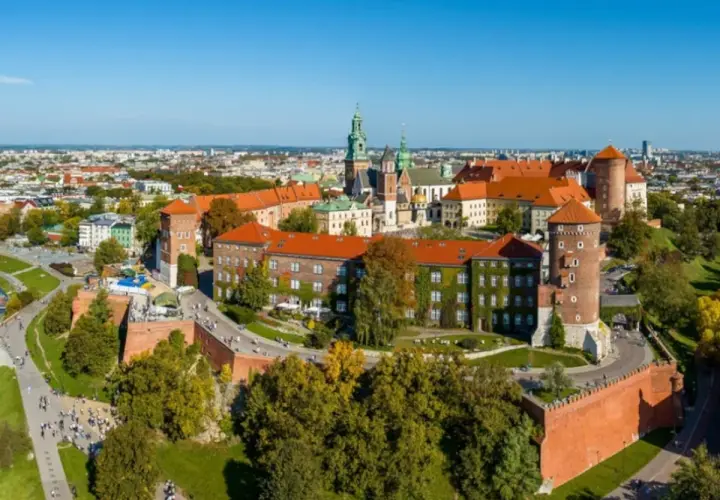Zamek Królewski na Wawelu, jeden z najważniejszych zabytków i muzeów w Polsce, góruje nad Krakowem.