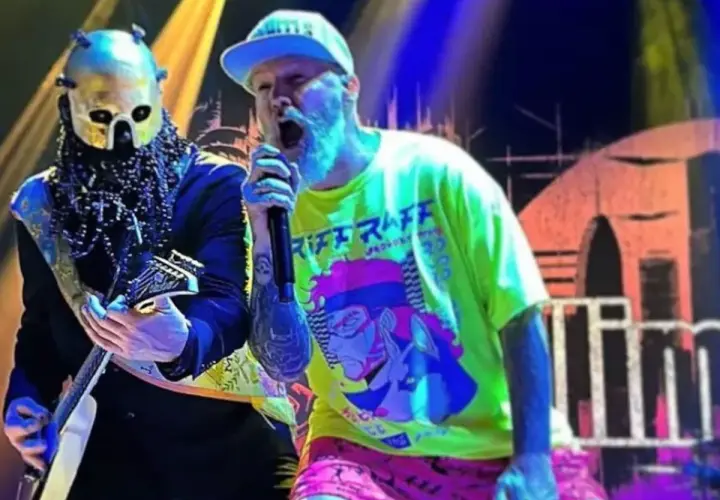 Limp Bizkit Polska na koncercie. Wokalista w neonowej koszulce i gitarzysta w masce.