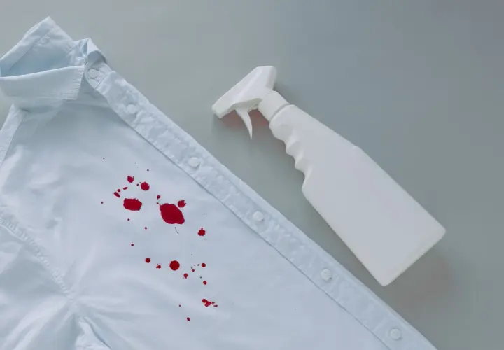 Jak usunąć krew z białej koszuli? Skuteczne metody na plamy
