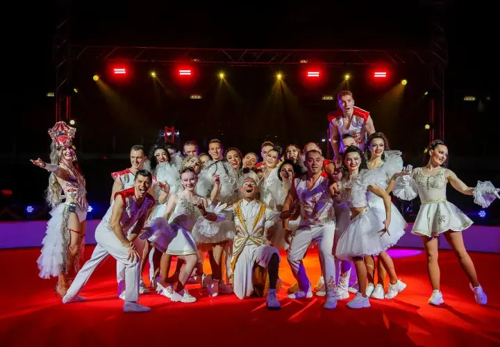 Artyści cyrkowi w strojach gotowi na tournee. Co to za wspaniała ekipa!