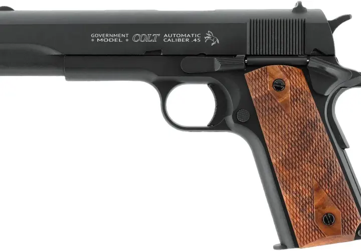 Czarny pistolet Colt Government Model Automatic Caliber .45 z drewnianymi okładzinami. Sprawdź colt 1911 4,5 cena.
