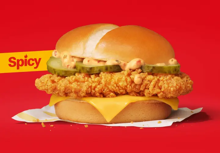 McCrispy z pikantnym sosem, chrupiącym kurczakiem, ogórkiem i serem. Idealny na ostro!