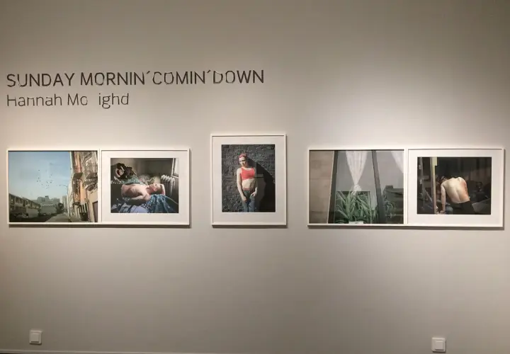 Utställning med Hannah Modighs verk "Sunday Mornin' Comin' Down". Bilder visar en stadsgata, en sovande person, en kvinna och en man.