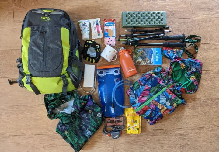 Plecak, kijki trekkingowe, bidon, apteczka, powerbank i kolorowa kurtka – to wszystko, co zabrać w góry na 5 dni.