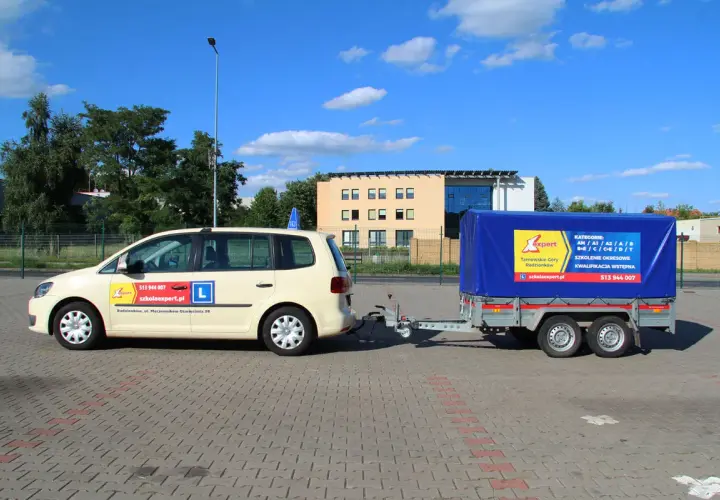 Samochód nauki jazdy z przyczepą. Szkoła jazdy "Expert" oferuje kursy na prawo jazdy kategorii B+E, co daje możliwość prowadzenia pojazdów z przyczepą.