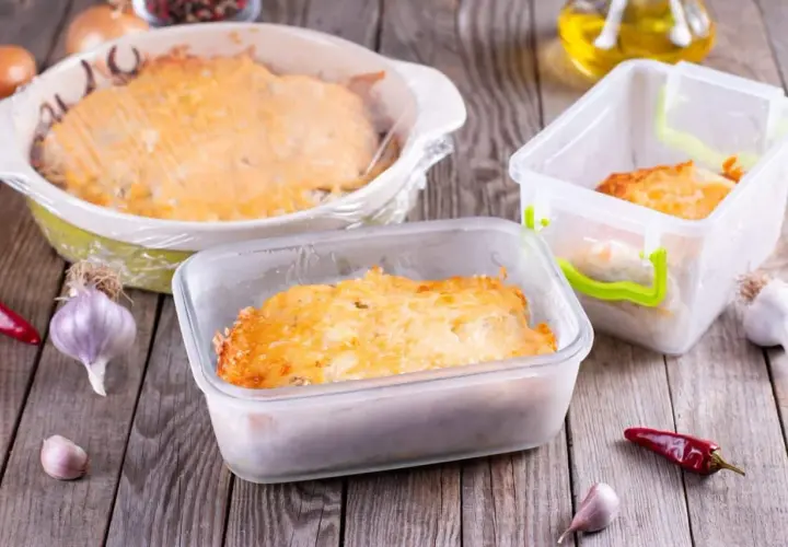 Lasagne in Behältern bereit zum Einfrieren. So einfach lässt sich leckere Lasagne einfrieren und später genießen.