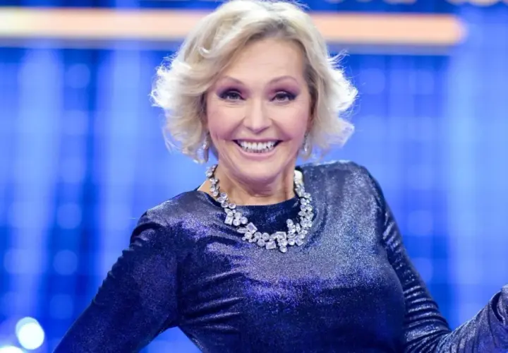 Uśmiechnięta Helena Vondráčková w błyszczącej, granatowej sukni i okazałym naszyjniku z cyrkonii.
