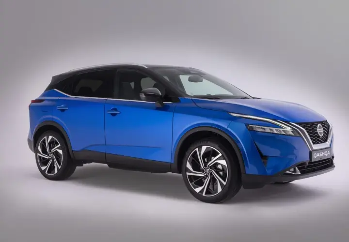Niebieski Nissan Qashqai z eleganckimi felgami, które podkreślają jego rozmiar opon. Idealny do miasta i na dalsze trasy.