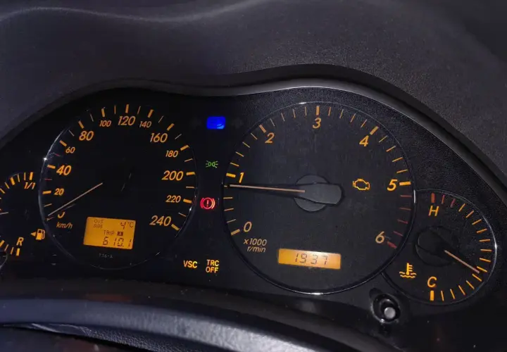 Deska rozdzielcza Toyoty z kontrolką DTC C1201, wskazaniem temperatury zewnętrznej 4°C i przebiegiem 610.1 km.