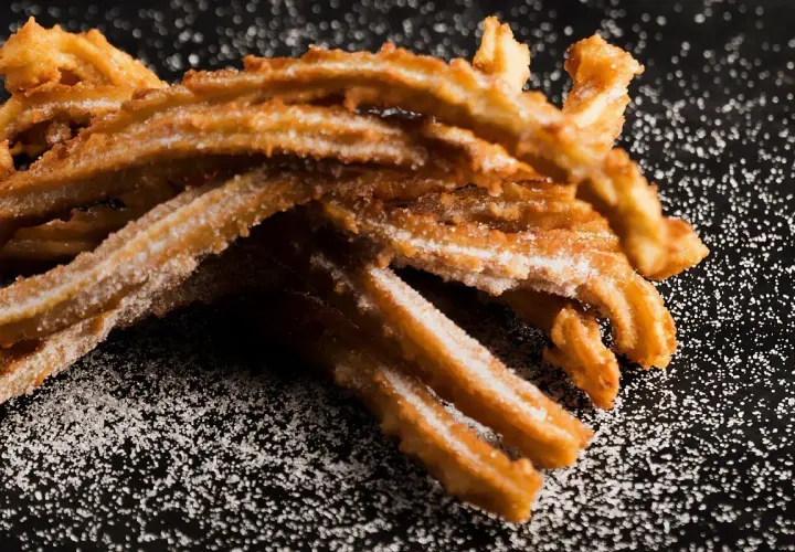Churros posypane cukrem, idealne na słodką przekąskę. Pyszny churros przepis na wyciągnięcie ręki.