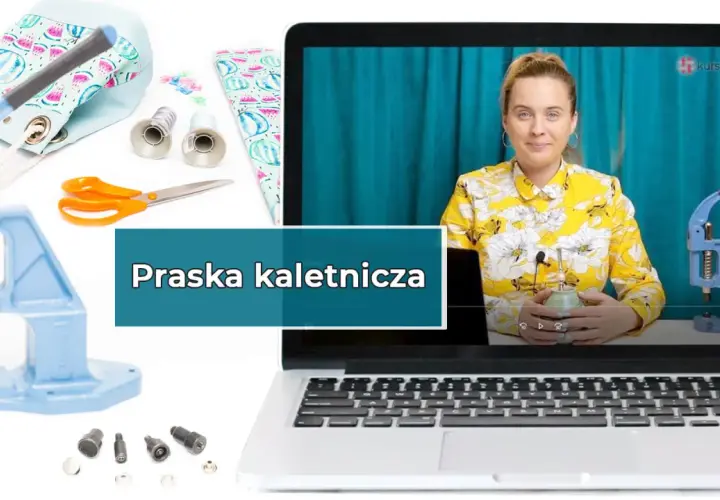 Praska kaletnicza do nap i oczek, obok nożyczki i materiały. Na ekranie laptopa kobieta prowadzi kurs szycia.