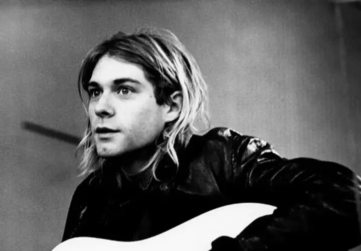 Kurt Cobain, ikona grunge, z gitarą. Jego przedwczesna kurt cobain śmierć wstrząsnęła światem muzyki.
