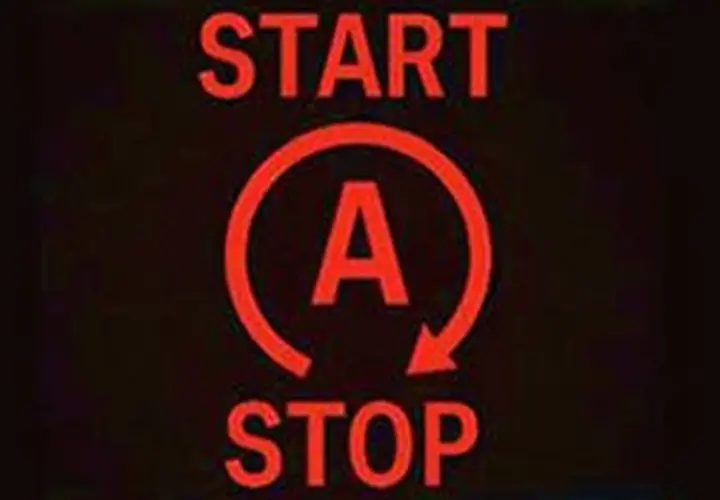 Czerwony symbol "Start-Stop" z literą "A" w okręgu ze strzałką.