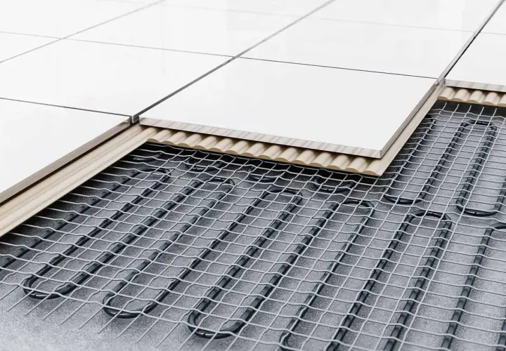 Warstwa izolacyjna, siatka z przewodami grzewczymi i płytki ceramiczne – tak wygląda przekrój podłogi, pokazujący, jak wykonać ogrzewanie podłogowe krok po kroku.