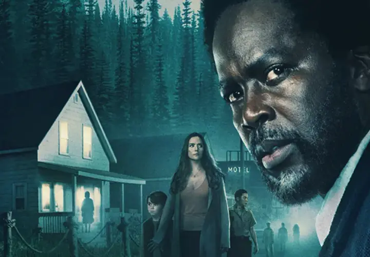 Harold Perrineau i en kuslig scen med ett hus och en skog. En familj står framför huset, medan Perrineau tittar intensivt mot kameran.