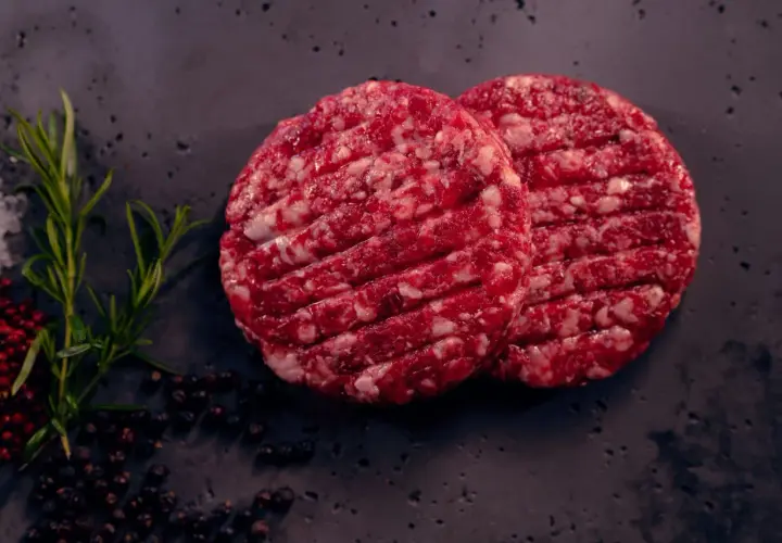 Ile mięsa na burgery? Sprawdź idealne proporcje dla smaku