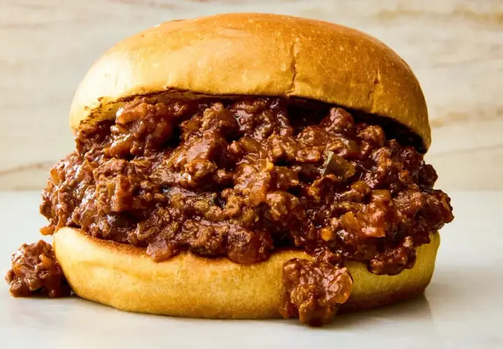 En saftig sloppy joe med köttfärssås mellan ett mjukt hamburgerbröd.