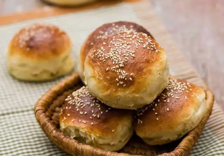 Gdzie kupić bułki maślane do burgerów? Najlepsze miejsca i porady