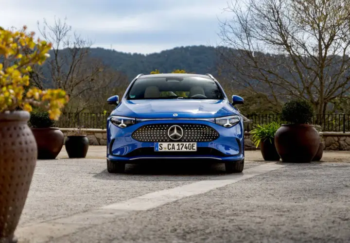 Blauer Mercedes-Benz EQE vor einer Bergkulisse. Informieren Sie sich über die **Service B Mercedes Kosten** für Ihr Elektrofahrzeug.