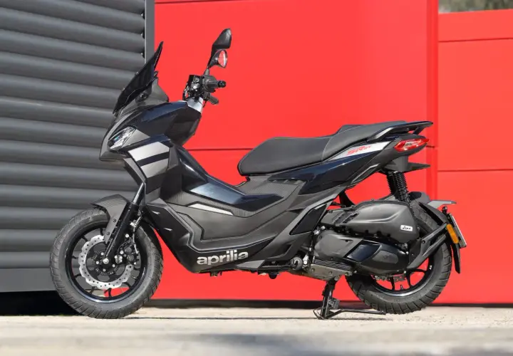 Aprilia SR GT 125 negra, lista para la aventura urbana.
