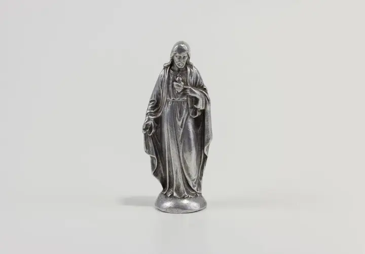 Metalowa figurka Jezusa z Sercem. Czy jednorazowe upicie się to grzech ciężki?
