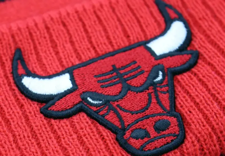 Czerwona czapka zimowa NBA z naszywką Chicago Bulls. Idealna dla fana koszykówki.